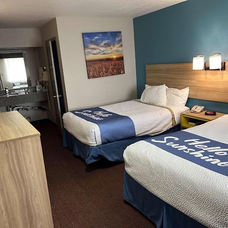 Days Inn By Wyndham Pratt Exteriér fotografie
