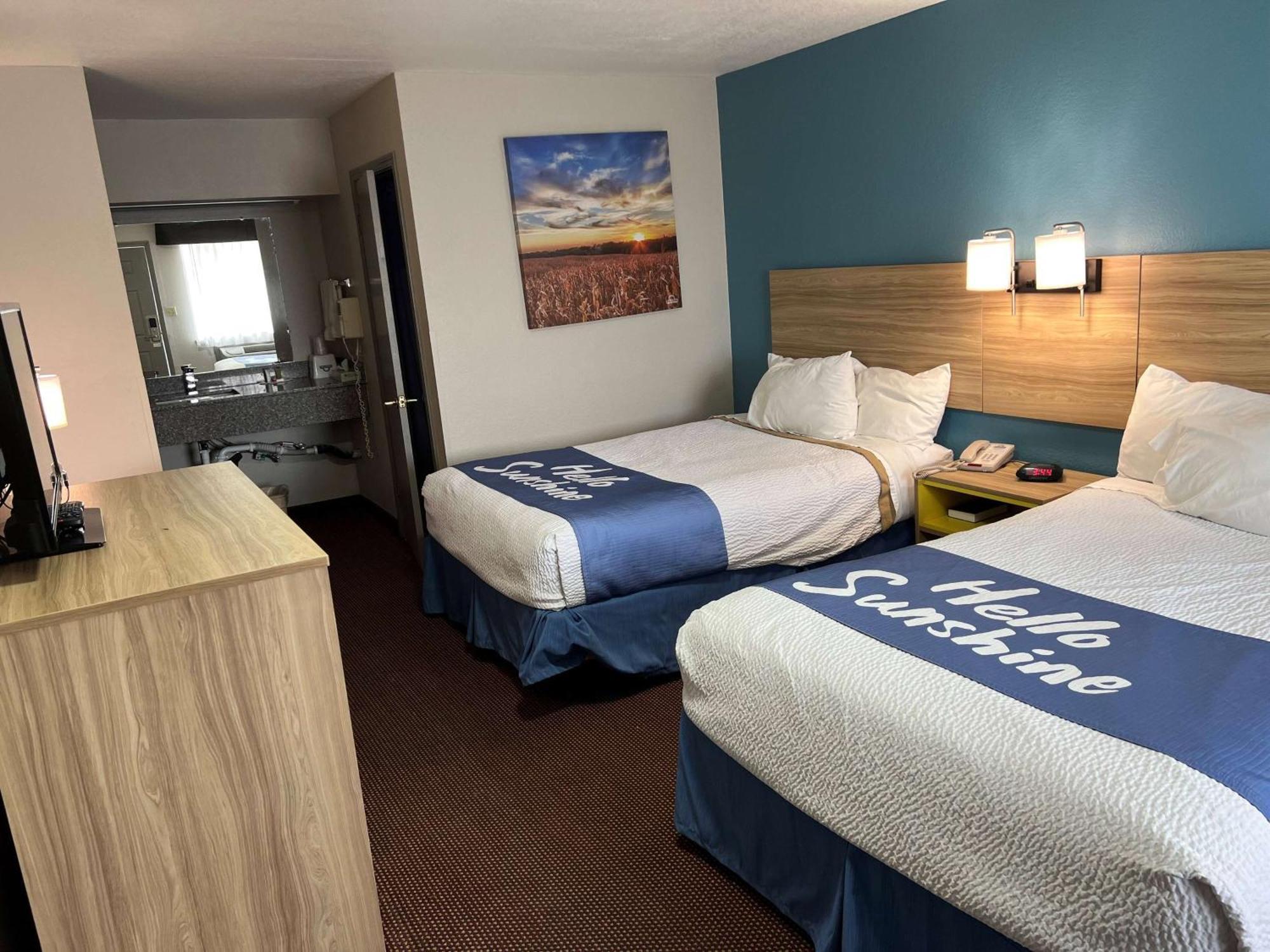Days Inn By Wyndham Pratt Exteriér fotografie