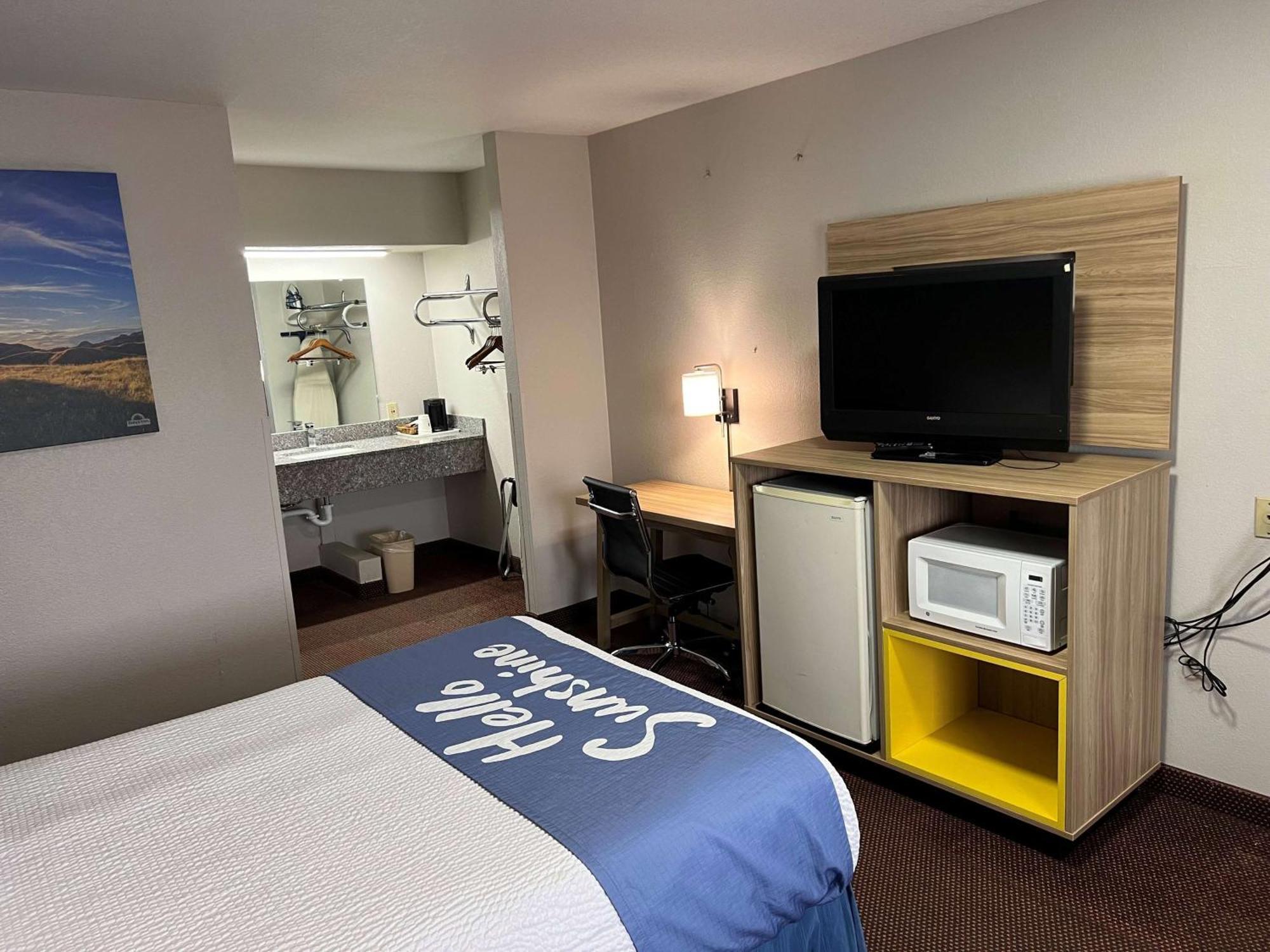 Days Inn By Wyndham Pratt Exteriér fotografie