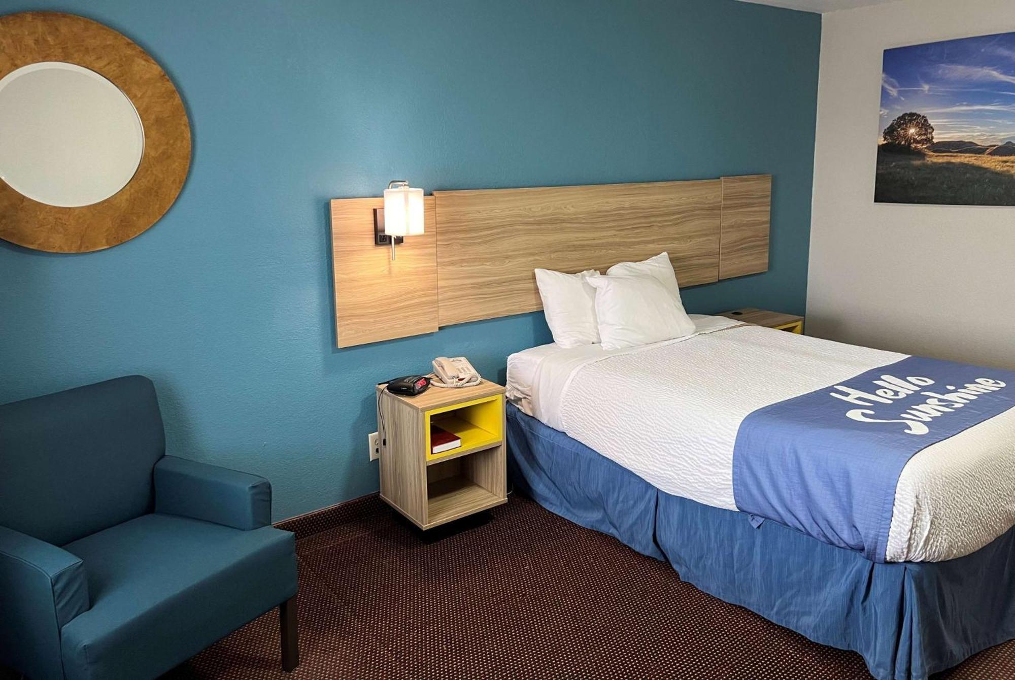 Days Inn By Wyndham Pratt Exteriér fotografie