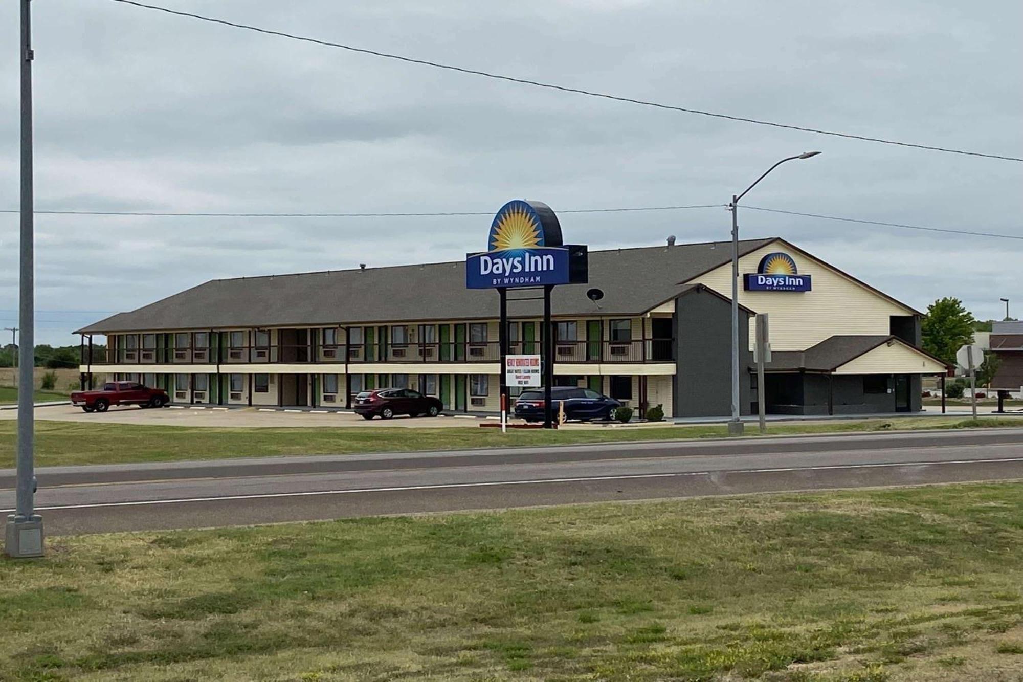 Days Inn By Wyndham Pratt Exteriér fotografie
