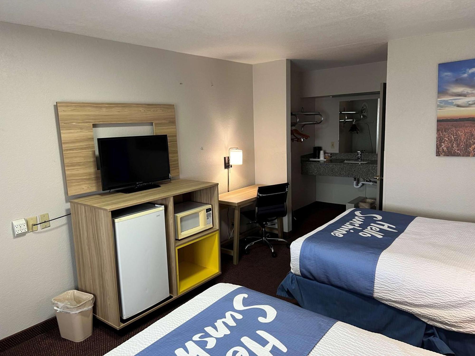 Days Inn By Wyndham Pratt Exteriér fotografie